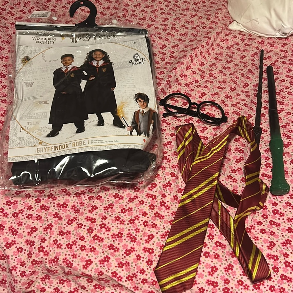 Wizarding World of Harry Potter Gryffindor Robe & Accessories - XL